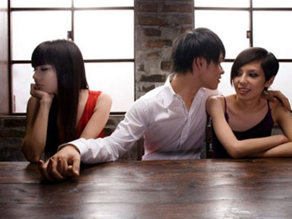 Lạ đời hai cô gái bị lừa đau đớn vẫn si mê gã Sở Khanh