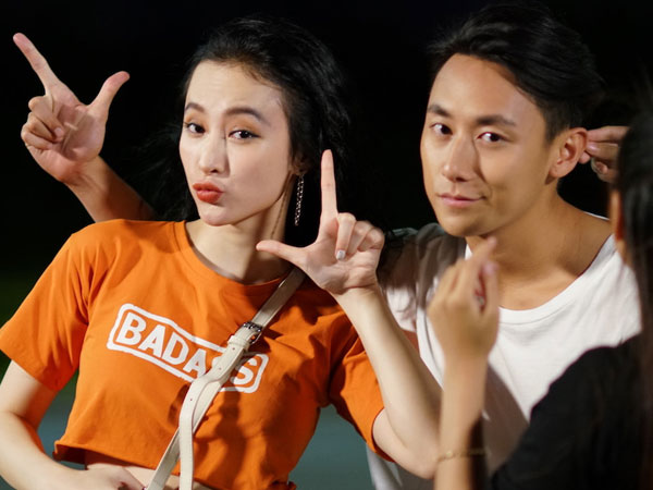Rocker Nguyễn tình tứ với Angela Phương Trinh trên phim trường "Glee"