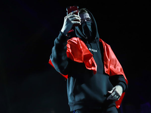 Alan Walker khoác quốc kỳ Việt Nam, chụp hình cùng hàng chục nghìn fan