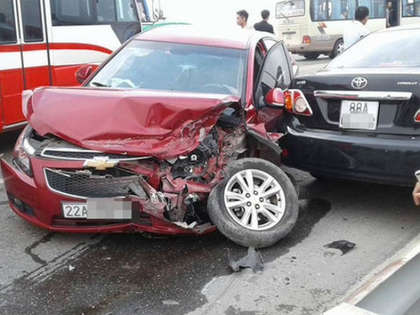 Hà Nội: 3 xe ô tô va chạm liên hoàn trên cầu Thăng Long, nhiều người thoát chết trong gang tấc