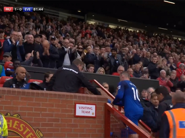 CĐV Man Utd đồng loạt đứng dậy vỗ tay khi Rooney rời sân