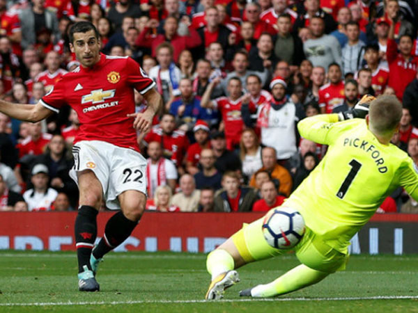 Hàng công bùng nổ cuối trận, Man Utd đại thắng Everton