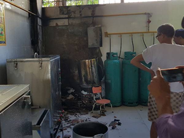 Hàng trăm trẻ sơ tán do bình gas trường học cháy