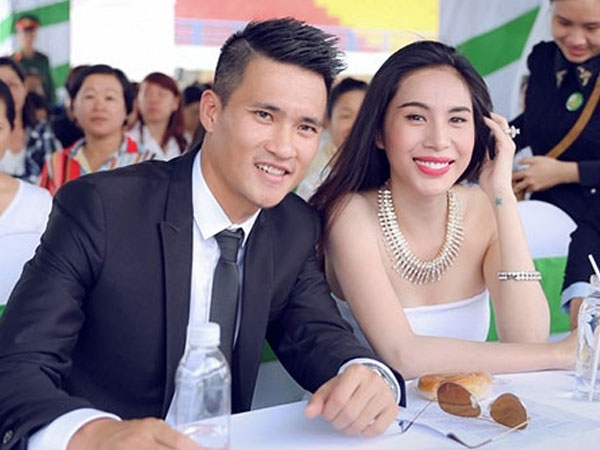Khoe cơm Thủy Tiên tự tay nấu, Công Vinh tiết lộ: "Có bao tiền mang về hết cho vợ"