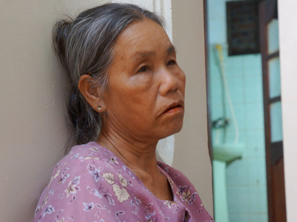 Người thân ngóng tin 10 ngư dân mất tích trong bão số 10