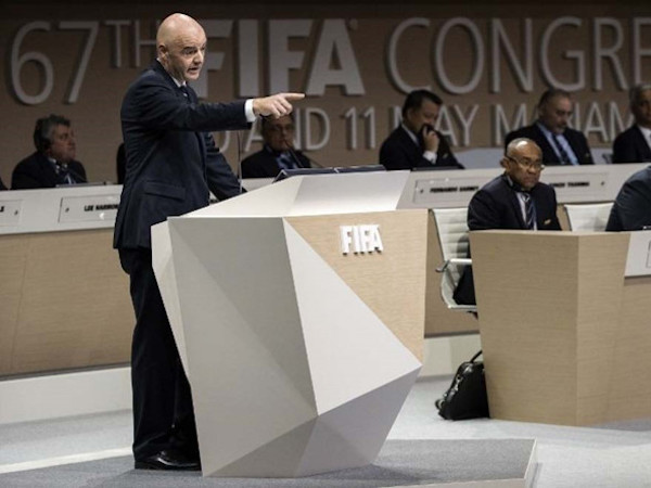 Triều đại mới ở FIFA gặp sóng gió