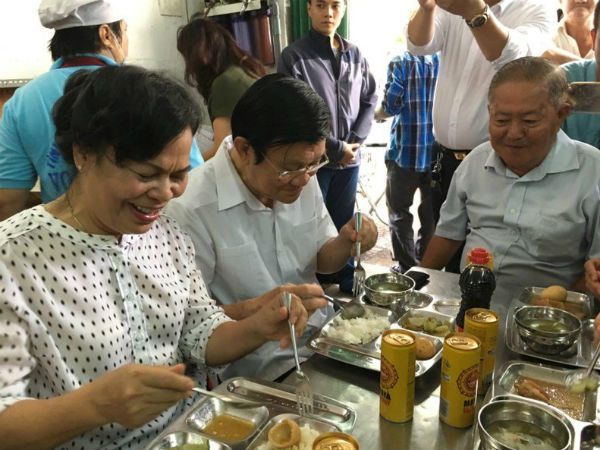 Vợ chồng nguyên Chủ tịch nước ăn cơm 2.000 đồng cùng người nghèo
