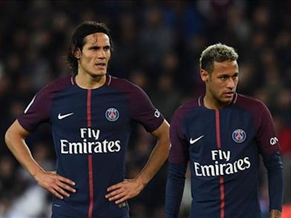 Alves lên tiếng vụ Neymar tranh đá phạt với Cavani