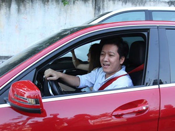 Chiếc xe hơi trong clip đấu khẩu của Trường Giang đã từng bị va chạm năm 2016