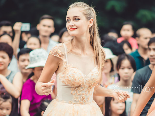 Cô gái xinh như thiên thần trong dàn nghệ sĩ ngoại quốc tại Lễ hội Carnival ở phố đi bộ Hồ Gươm