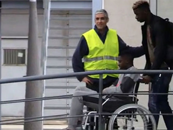 Dembele ngồi xe lăn khi tới Phần Lan chuẩn bị phẫu thuật