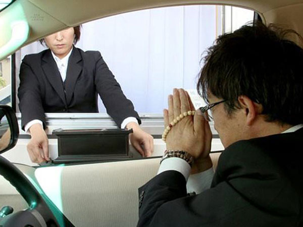 Dịch vụ ngồi xe hơi viếng đám tang ở Nhật Bản