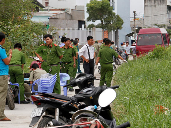 Thi thể bé trai còn dây rốn tại bãi đất trống ở Sài Gòn