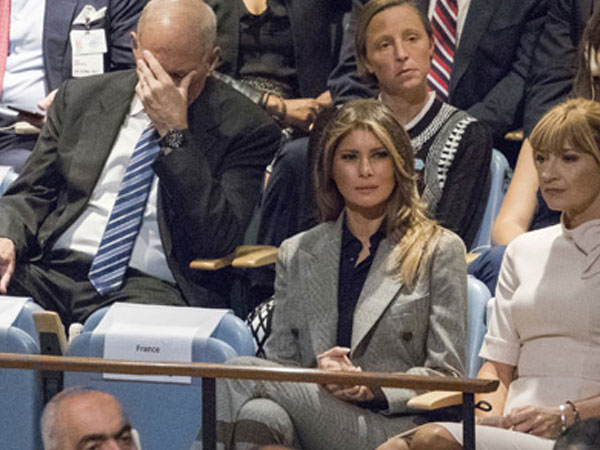 Chánh văn phòng Nhà Trắng ôm đầu khi Trump phát biểu tại LHQ