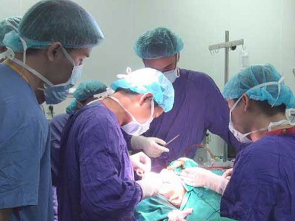 Chơi bên máy dệt, bé 10 tuổi bị lột da từ trán đến đỉnh đầu