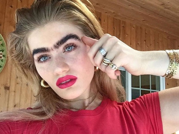 Cô gái nổi tiếng Instagram nhờ có cặp lông mày "hoang dại"