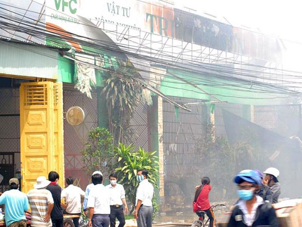 Công ty thuốc thực vật bốc cháy, hôi nồng, di dời ngàn học sinh