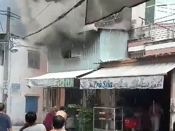 Sau tiếng sấm sét nổ như bom, căn nhà bốc cháy dữ dội trong mưa