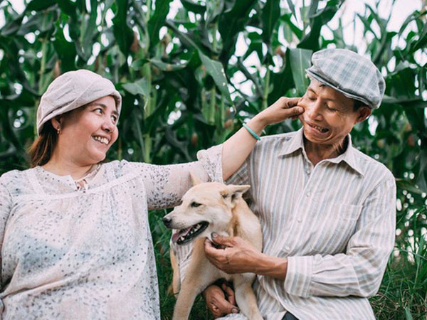 Thương bố mẹ cả đời làm ruộng, cậu con trai 22 tuổi đã tặng cả hai bộ ảnh giản dị nhưng đầy tình yêu thương