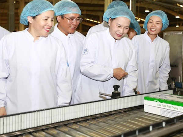 Vinamilk chia sẻ khó khăn với trẻ em vùng lũ