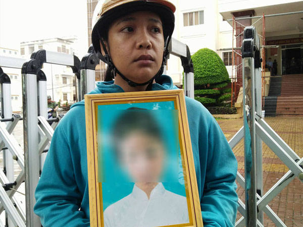 Vụ bé gái 13 tuổi tự tử nghi do hàng xóm xâm hại: Khởi tố bị can, bắt tạm giam nghi phạm