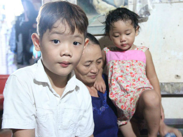 Bố mất, 4 tháng sau mẹ đang mang bầu tử vong, 2 đứa trẻ ngỡ cha mẹ đi làm xa