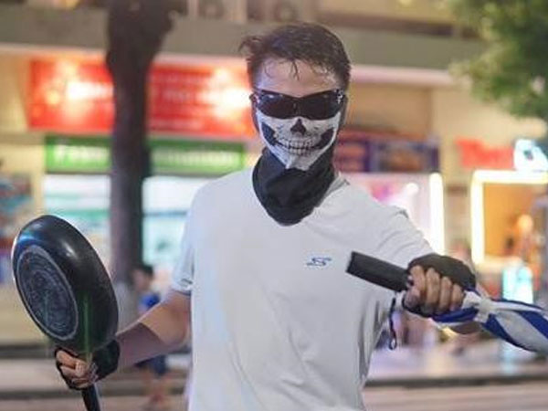 Cầm chảo chạy, tuyển người yêu ở phố đi bộ: Nhảm nhí hay sáng tạo?