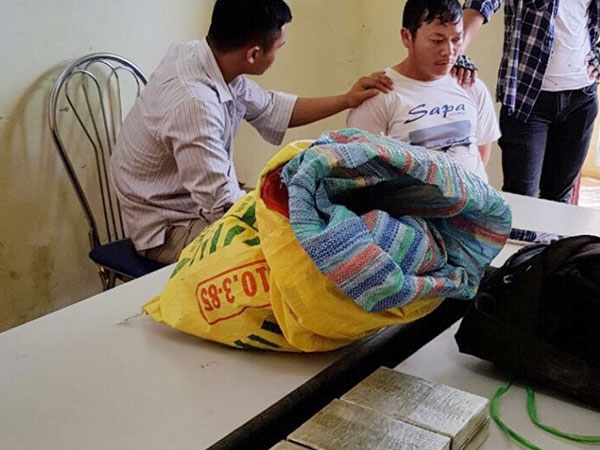 Cho 10 bánh heroin vào bao tải rồi chở đi tiêu thụ
