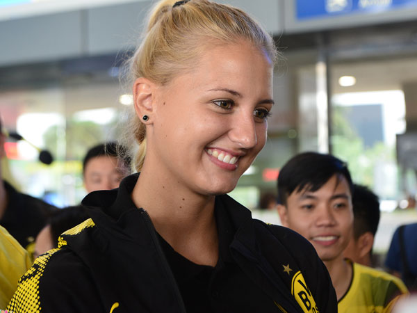 Dortmund đưa nữ HLV xinh đẹp sang Việt Nam