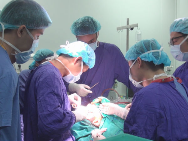 Ghép da tự thân cứu bé gái bị lột da đầu vì tóc cuốn vào máy dệt