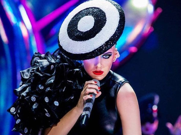 Katy Perry mặc đồ diễn do Công Trí thiết kế