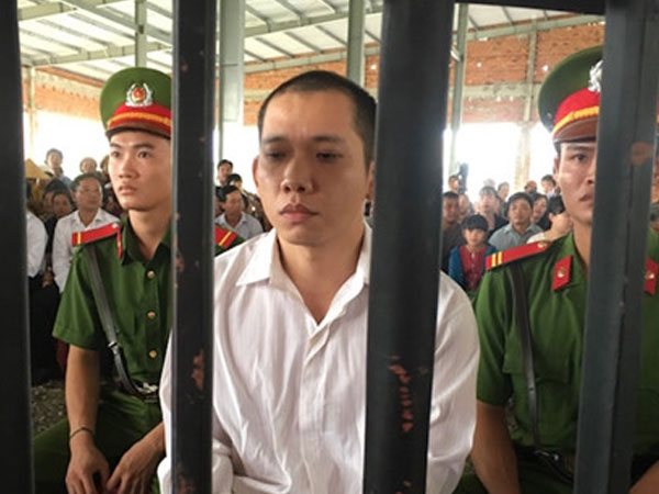 Kỹ sư cầm súng cướp ngân hàng hầu tòa với khung án tử hình