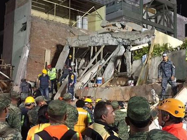 Mexico cứu sống 2 trẻ em bị chôn vùi sau động đất 7 độ