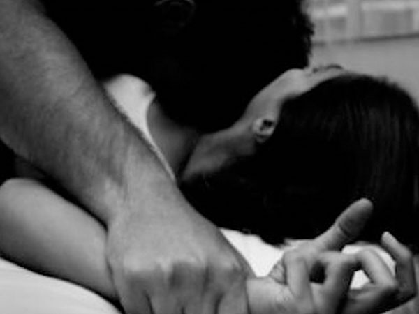 Nam công nhân dọa tiết lộ "cuộc yêu" để khống chế bé gái