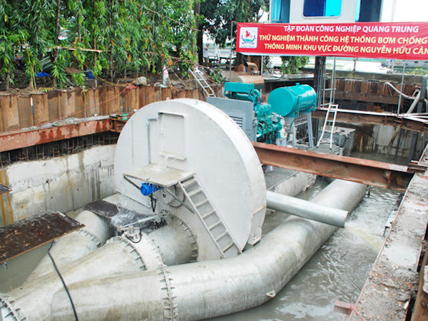 "Siêu" máy bơm nổ máy 15 phút, đường Nguyễn Hữu Cảnh hết ngập ngay lập tức
