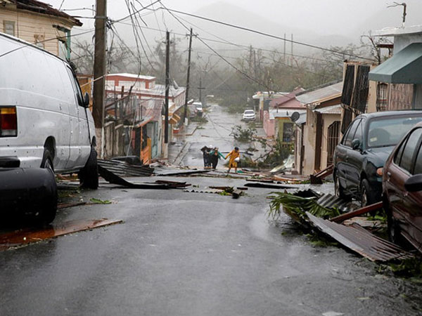 Toàn đảo Puerto Rico chìm trong bóng tối vì siêu bão Maria