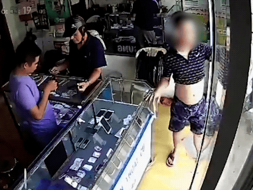 Tự khen mình đẹp trai, thanh niên "tự sướng" giữa cửa hàng rồi cầm iphone té mất