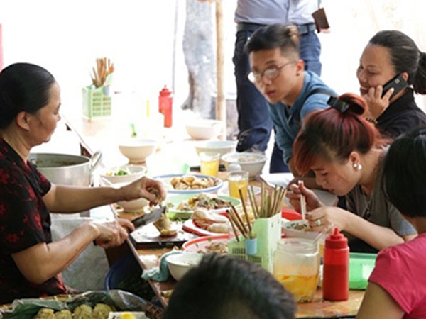 Về Việt Nam, tôi thấy mọi người tốn nhiều tiền ra hàng ăn sáng