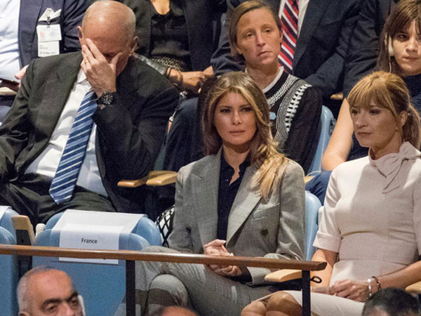 Vì sao Chánh văn phòng Nhà Trắng ôm đầu khi ông Trump phát biểu?