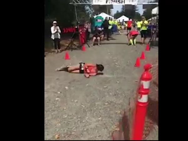 Chạy marathon gần đến đích thì bị ngã, cô gái dùng cách "độc" về đích