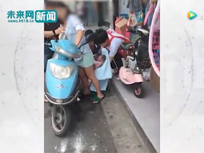 Đang đi xe máy, sản phụ trẻ bất ngờ sinh con ngay giữa phố