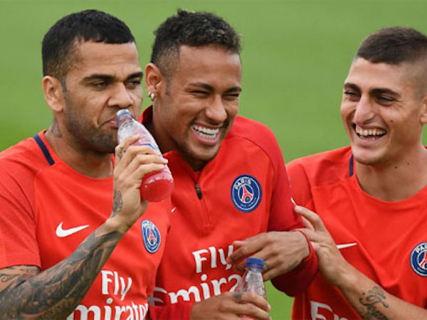 Dani Alves yêu cầu Diego Forlan "câm mồm"