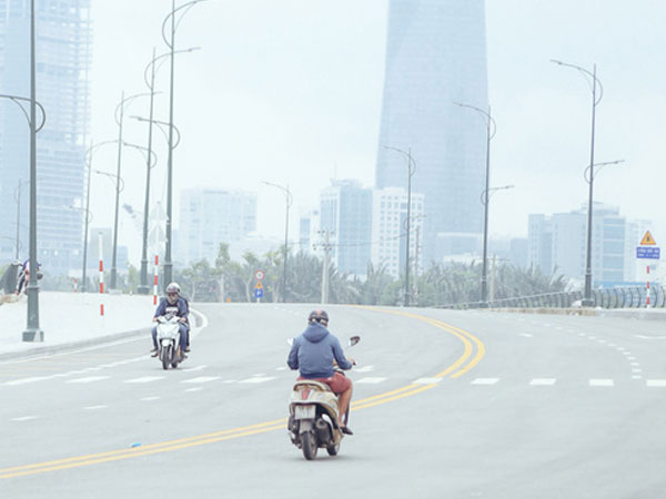 Hàng loạt cao ốc ở Sài Gòn "mất tích" trong sương mù dày đặc vào giữa trưa