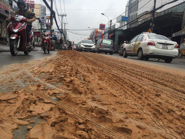 “Hung thần” xe ben làm rơi hàng tấn đất xuống đường rồi bỏ chạy
