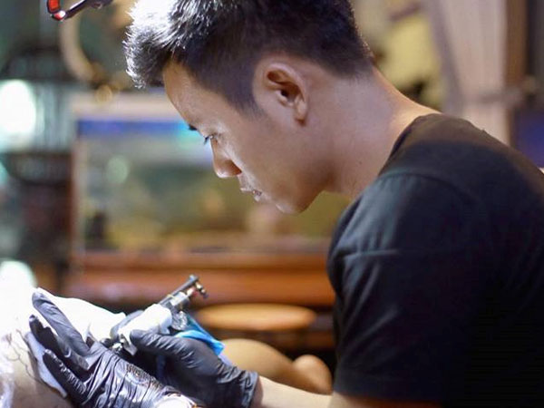 Lương hơn 3 triệu đồng, thầy giáo trẻ bỏ biên chế làm thợ xăm