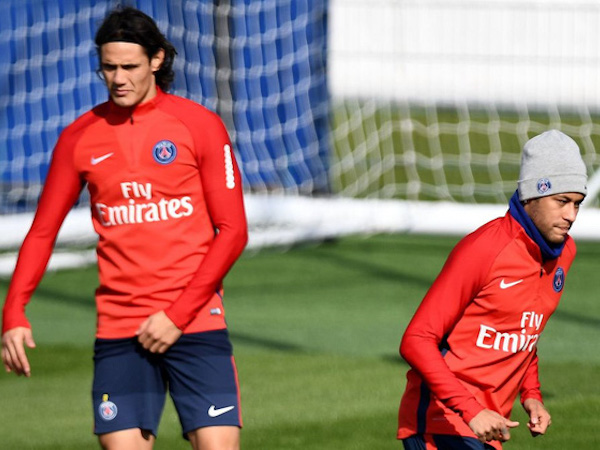 Neymar và Cavani không thèm nhìn mặt nhau trên sân tập