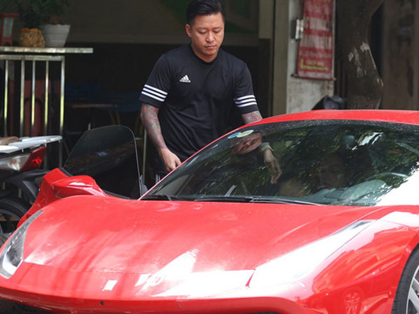 Tuấn Hưng phóng siêu xe Ferrari 15 tỷ gây chú ý trên phố