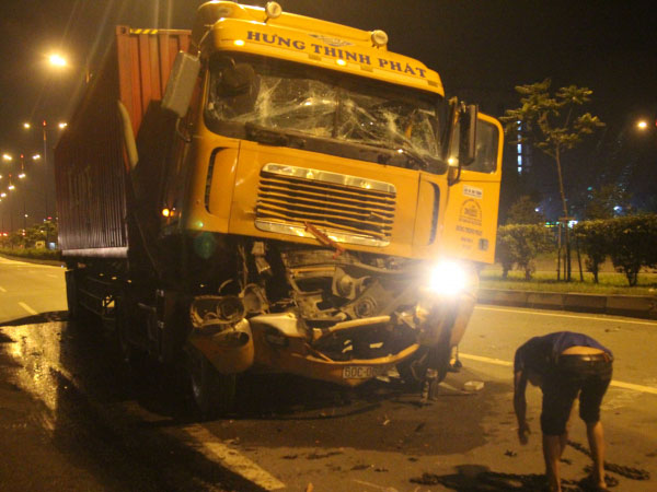 Xe container húc nhau văng 20m, tài xế tử vong thương tâm