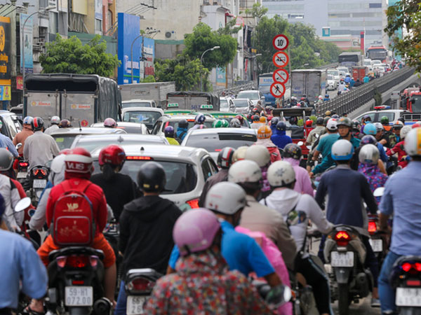 Cháy nhà ở Sài Gòn khiến kẹt xe từ sáng đến trưa
