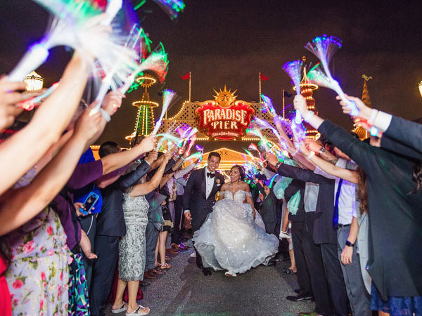 Đám cưới độc đáo của đôi trẻ tại công viên Disneyland